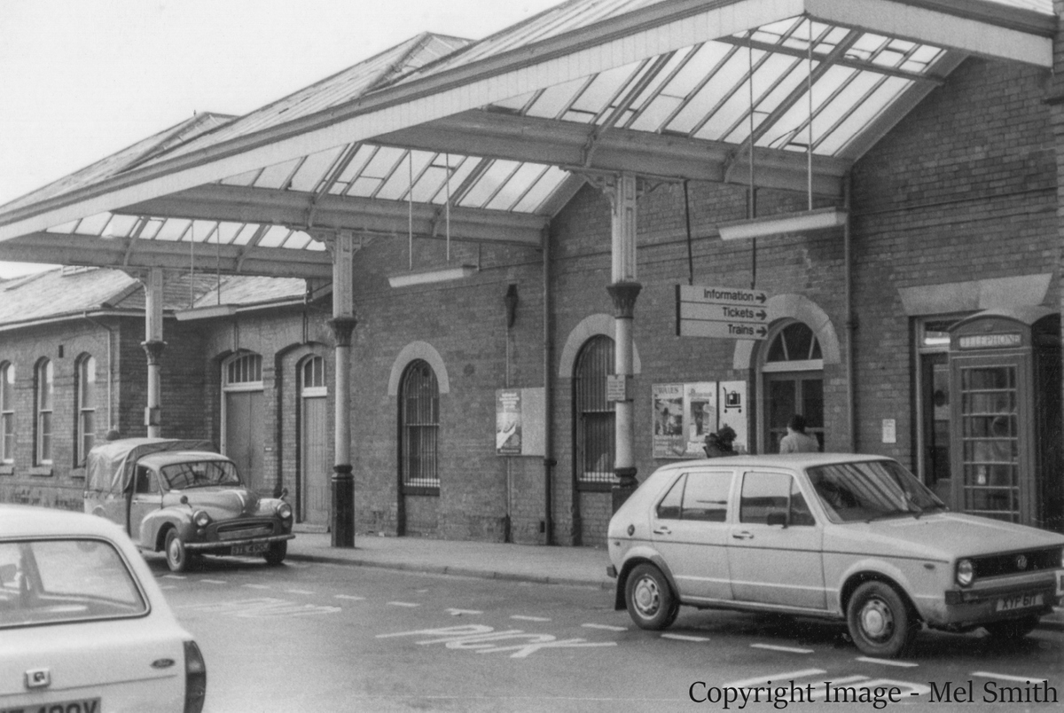 The main entrance to the platforms showing the canopy. Copyright Image - Mel Smith