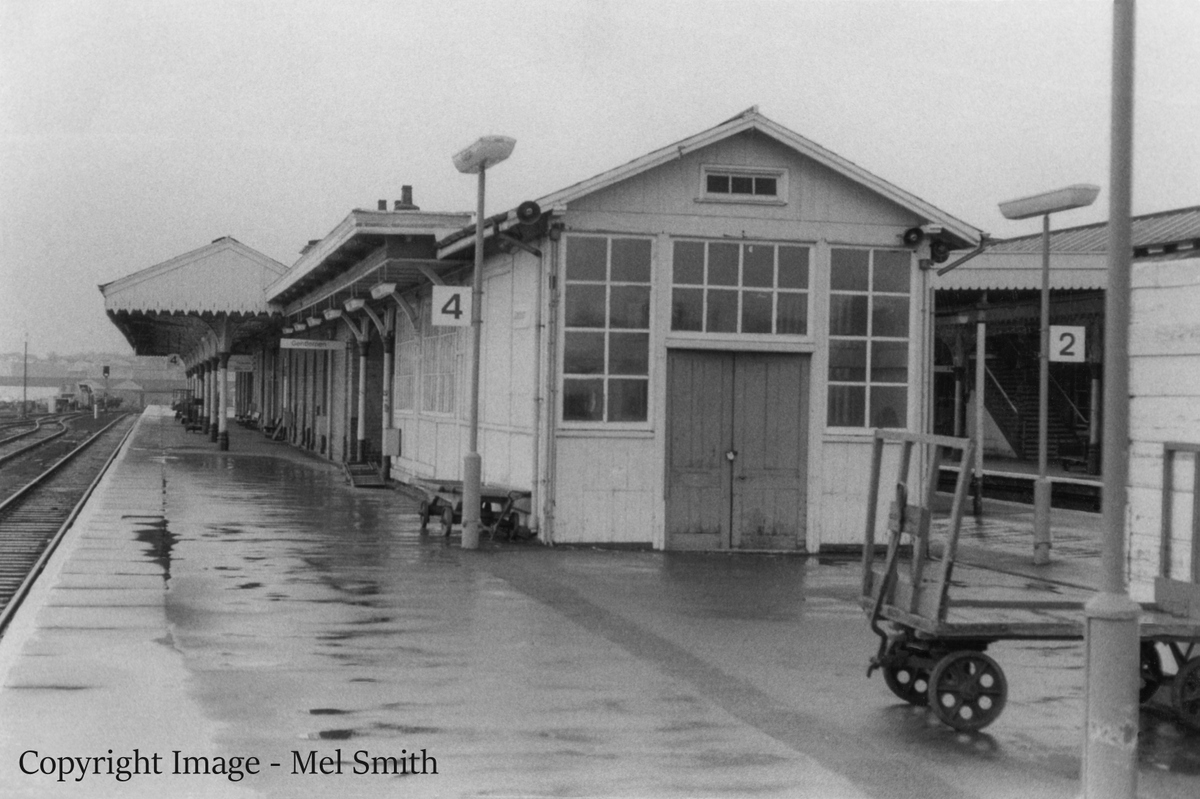 The southern end of platform 4 looking north. The building with the double doors was a lamp room, from where lighting in and around the station was maintained. Copyright Image - Mel Smith