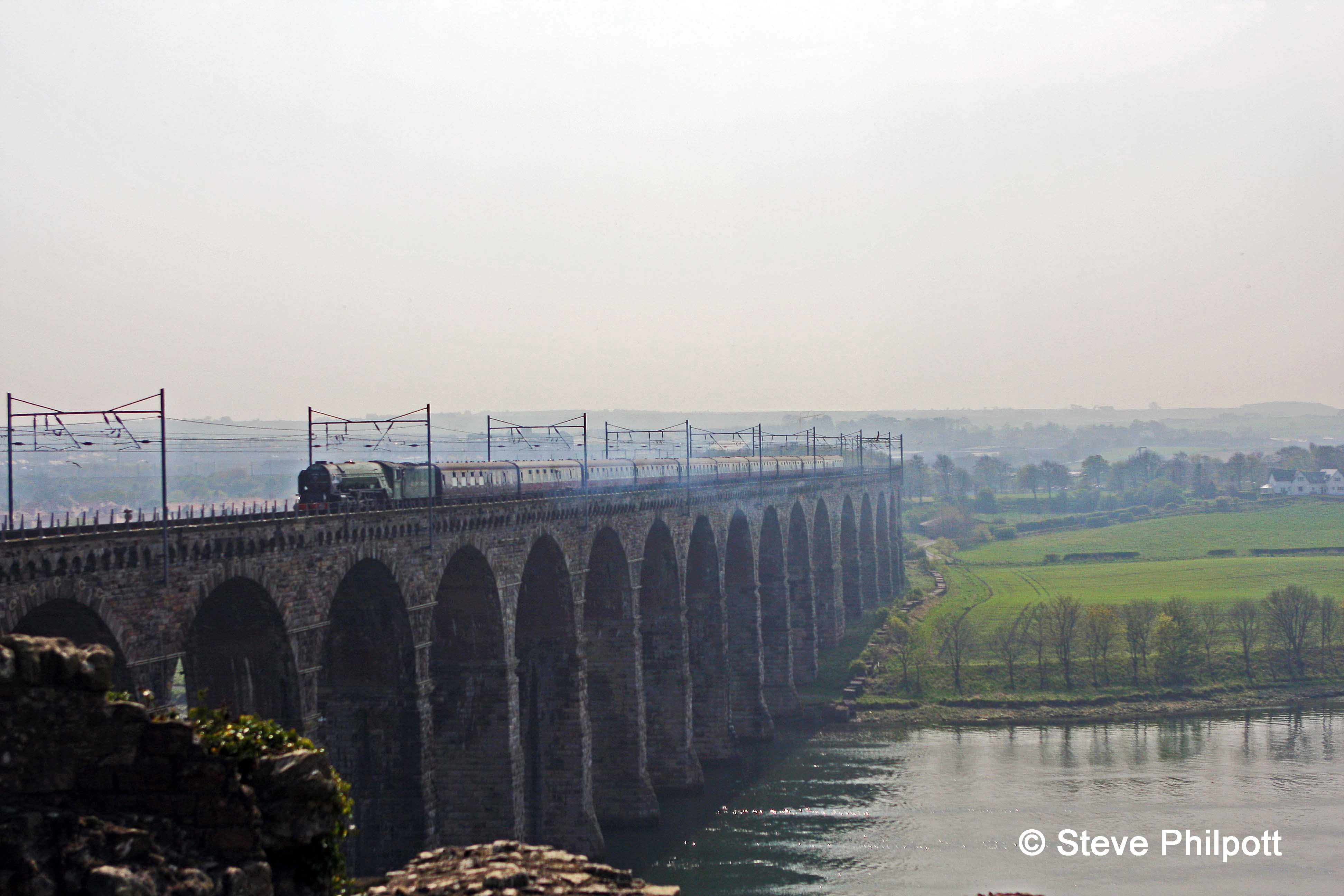 Another Royal Border Bridge shot… arriving at Berwick for another drink…