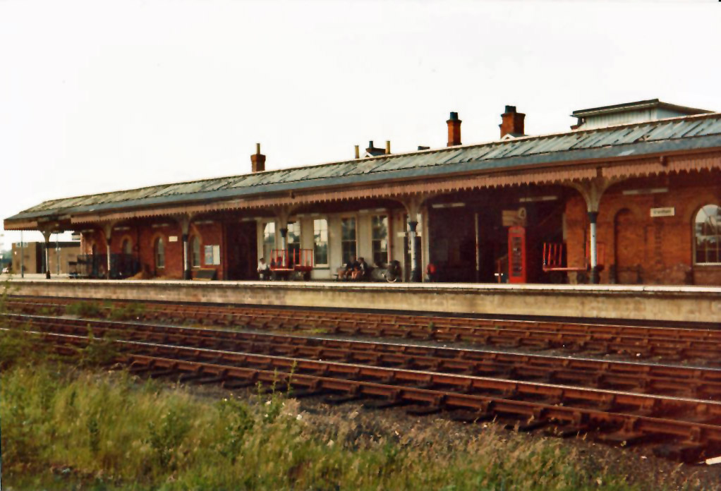 View toward the north end of platform 4. Photograph lent by Roy Vinter