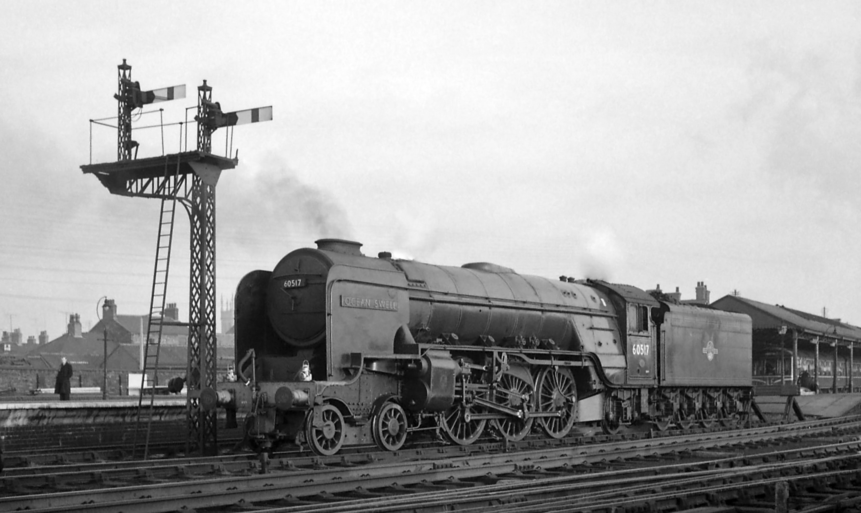 Class A2/3 No. 60517 Ocean Swell has been prepared at Grantham shed for its return to Tyneside. It waits in the engine spur at the north end of the station for the arrival of the train. Photograph taken by Noel Ingram, used with permission from Steam World.