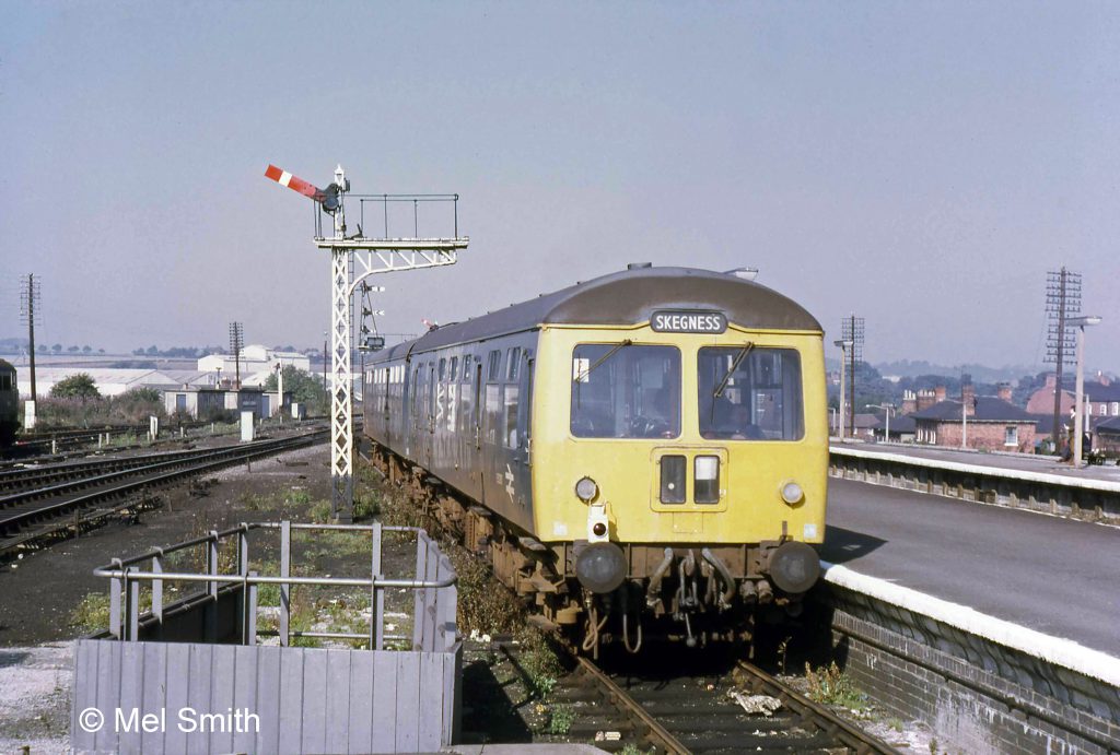 On a much quieter day, a train for Skegness leaves the Down Bay platform at Grantham in October 1971. Photograph by Mel Smith.