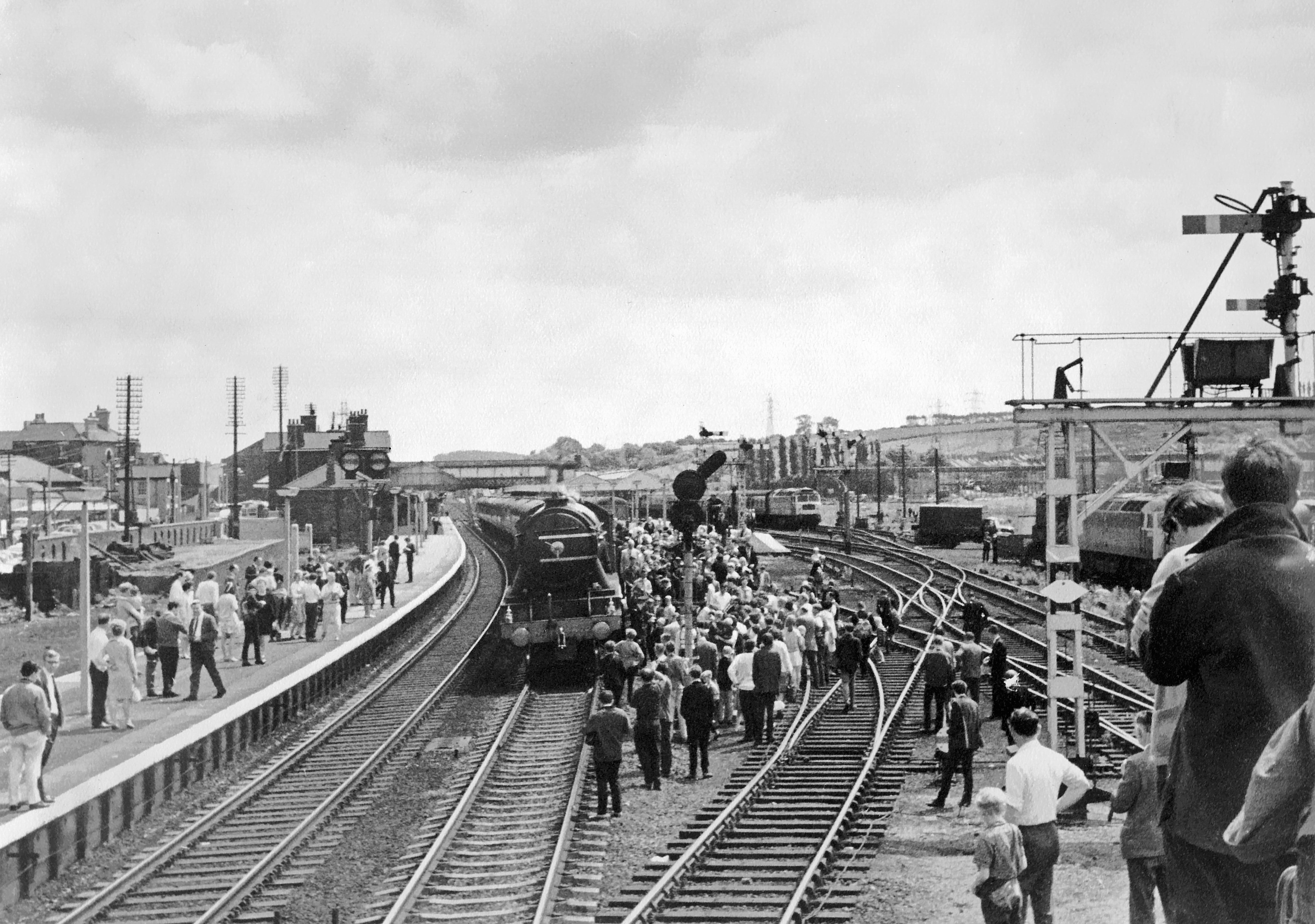 No.4472 'Flying Scotsman' calls at Grantham station. This is thought to be the 'Stapleford Park Railtour' from London King's Cross to Grantham on Sunday 9th June 1968. This photograph was taken by a shunter and numbertaker at High Dyke who was known as 'Digits' because he could take down the wagon numbers (digits) very speedily. Photograph lent By Ken Willetts.